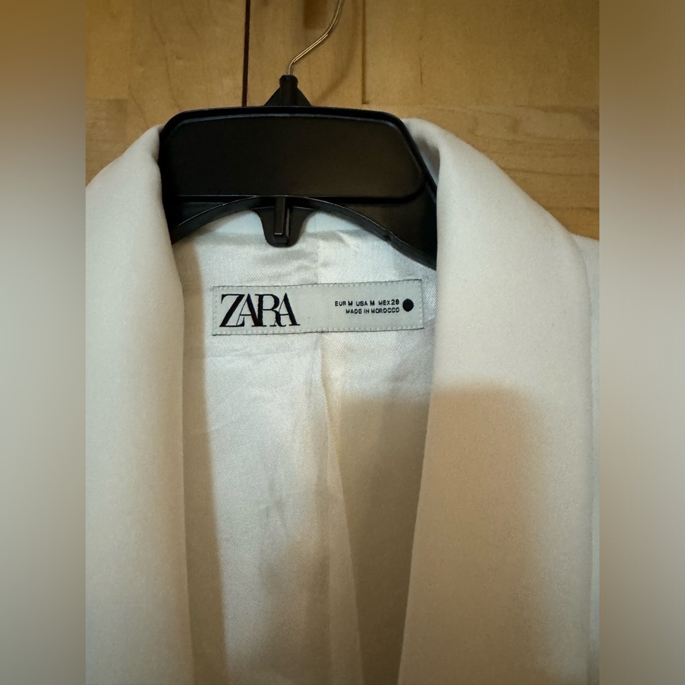 Zara white blazer size M . Only work once!